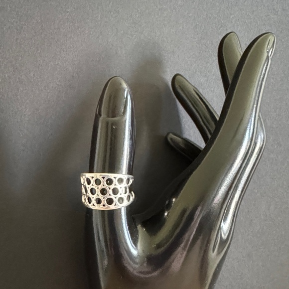 Elegant Silver Ring size 8 - Picture 1 of 5